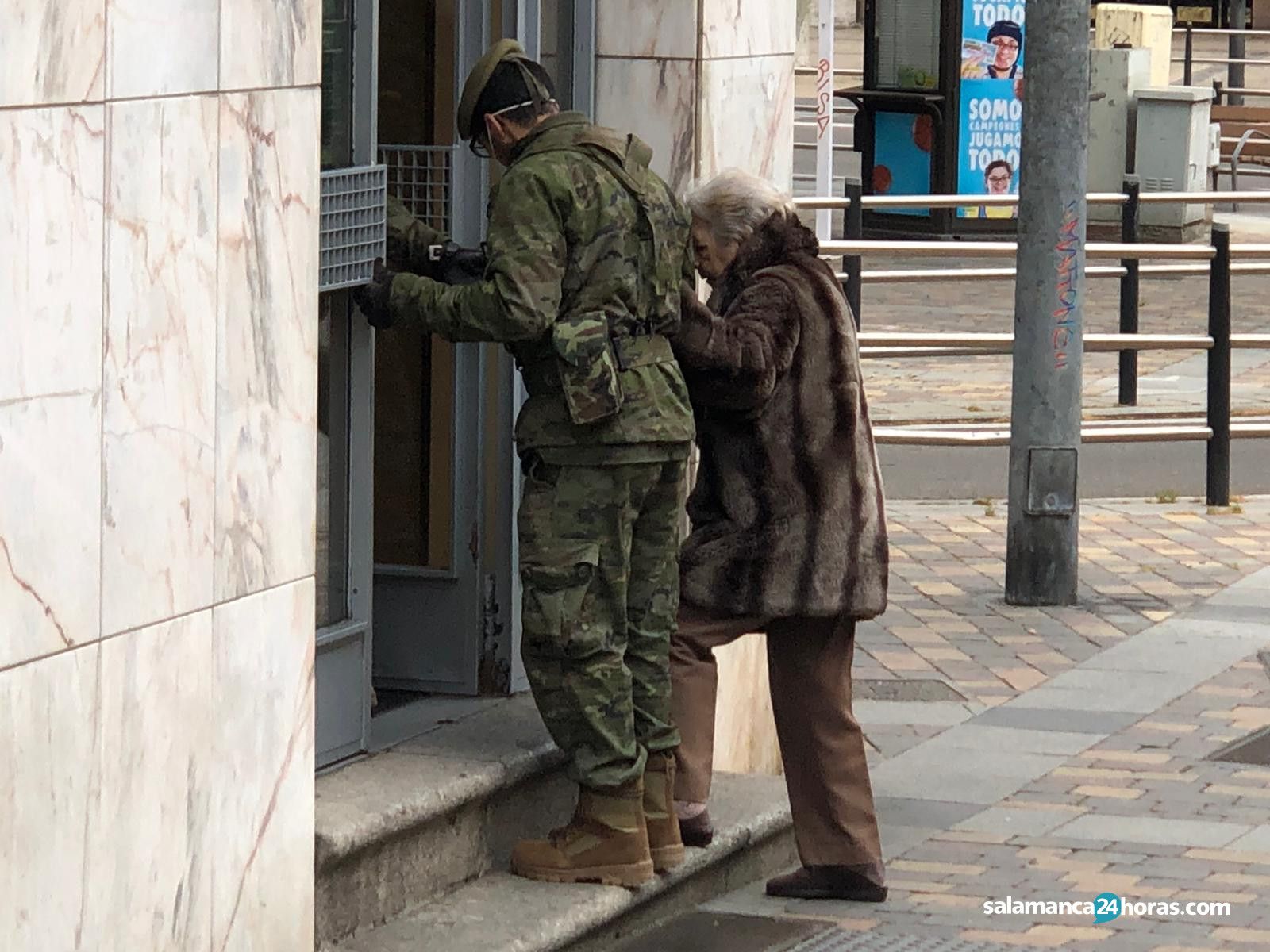  Militares ayudando a una abuela 7 