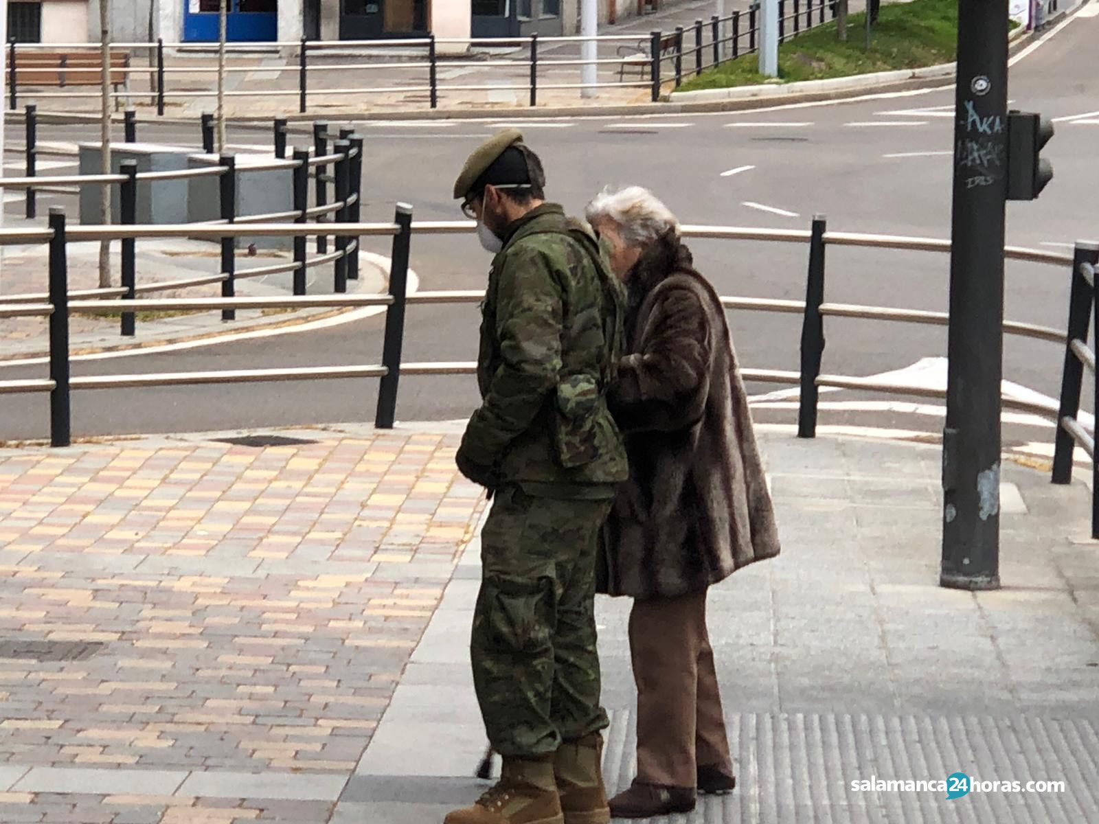  Militares ayudando a una abuela 6 