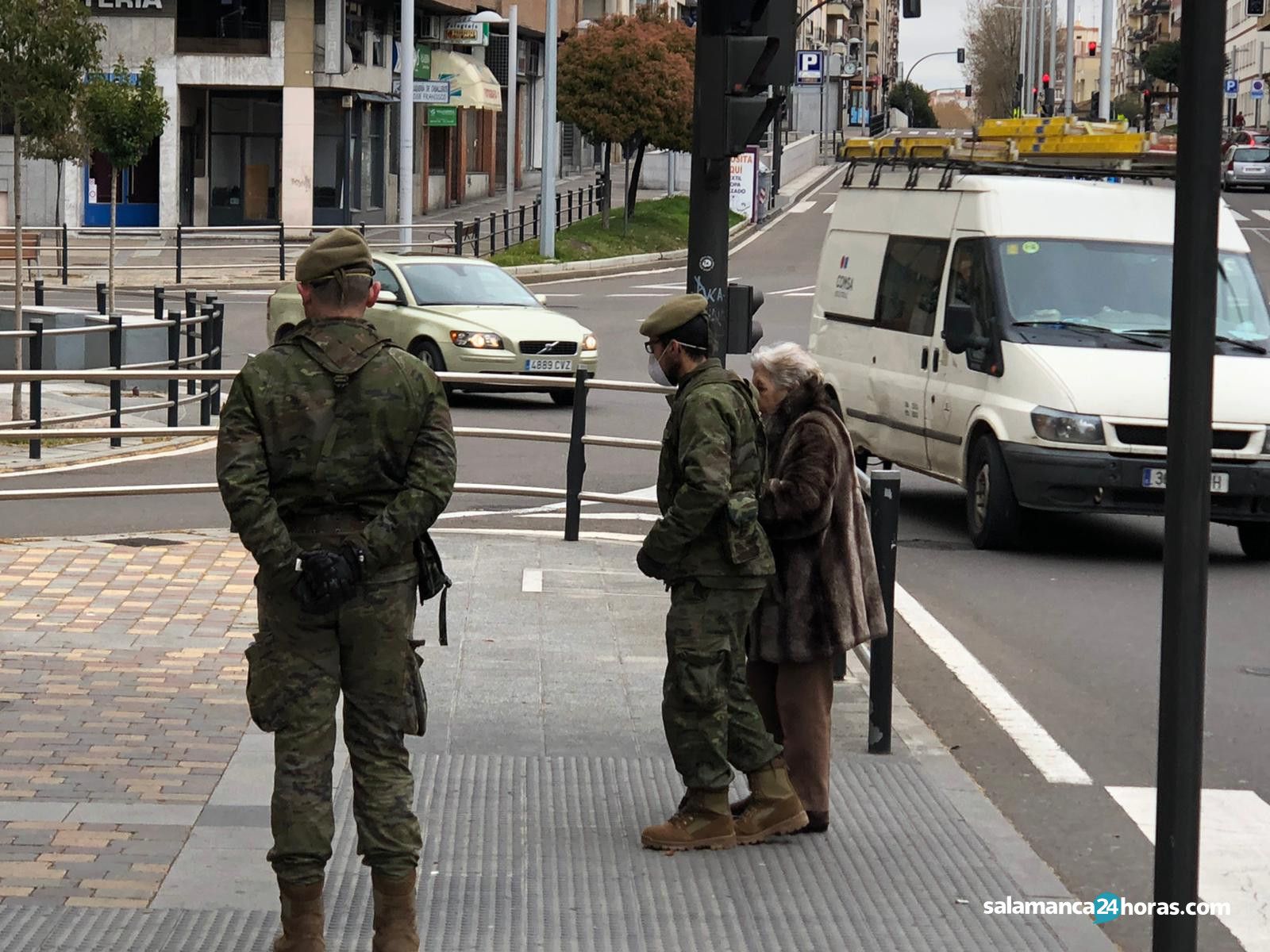  Militares ayudando a una abuela 4 