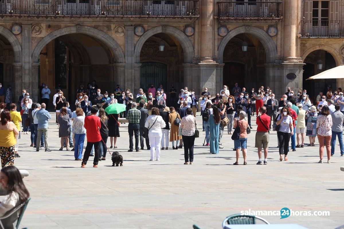  Minuto de silencio en la Plaza Mayor en memoria de las víctimas del Covid 19 (6) 
