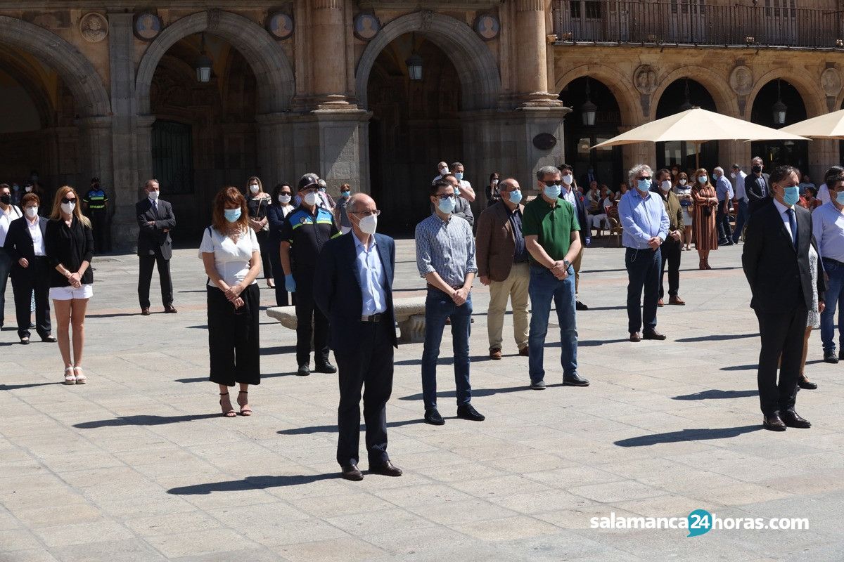  Minuto de silencio en la Plaza Mayor en memoria de las víctimas del Covid 19 (2) 