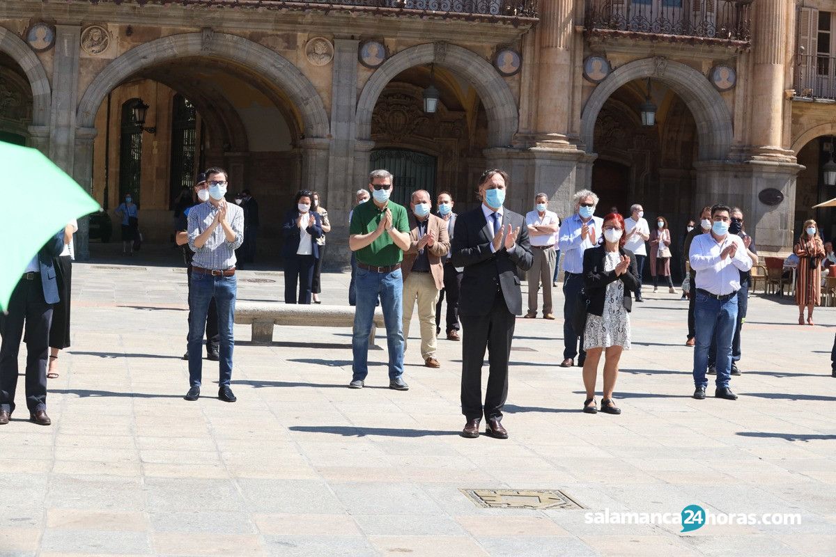  Minuto de silencio en la Plaza Mayor en memoria de las víctimas del Covid 19 (7) 