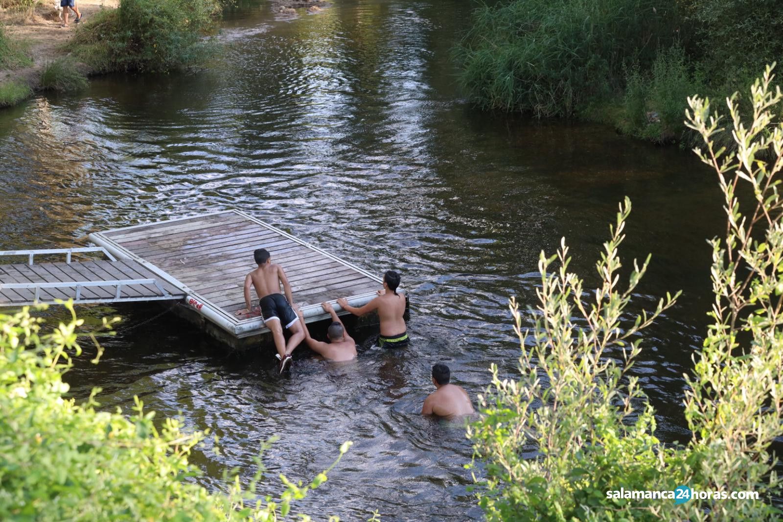  Baños en el río calor  (8) 