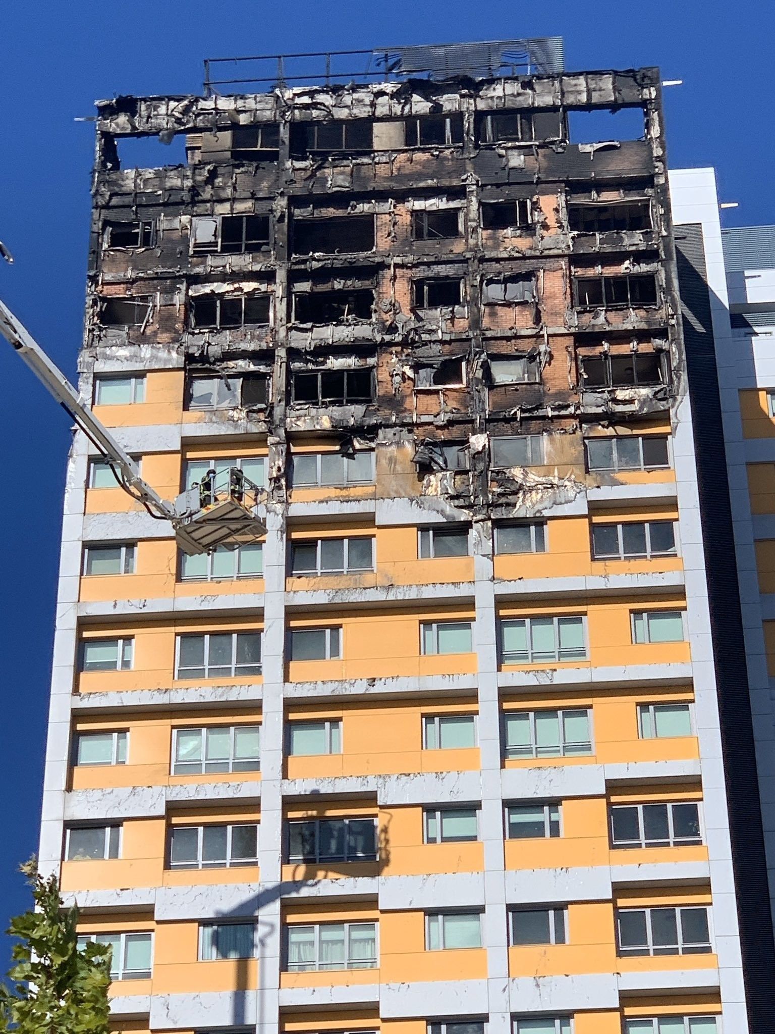 Extinguido un aparatoso incendio en un bloque de viviendas en el distrito de Hortaleza