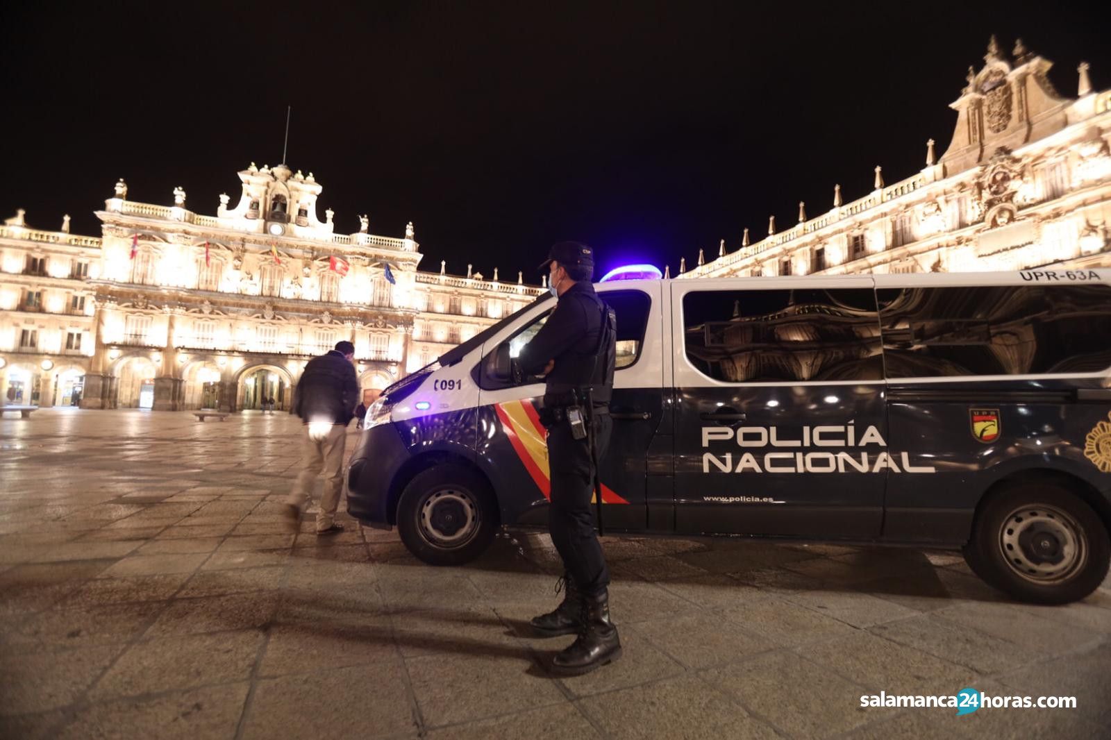 Policía Nacional en la Plaza Mayor de Salamanca el primer día de la ampliación del toque de queda a las 20.00 horas