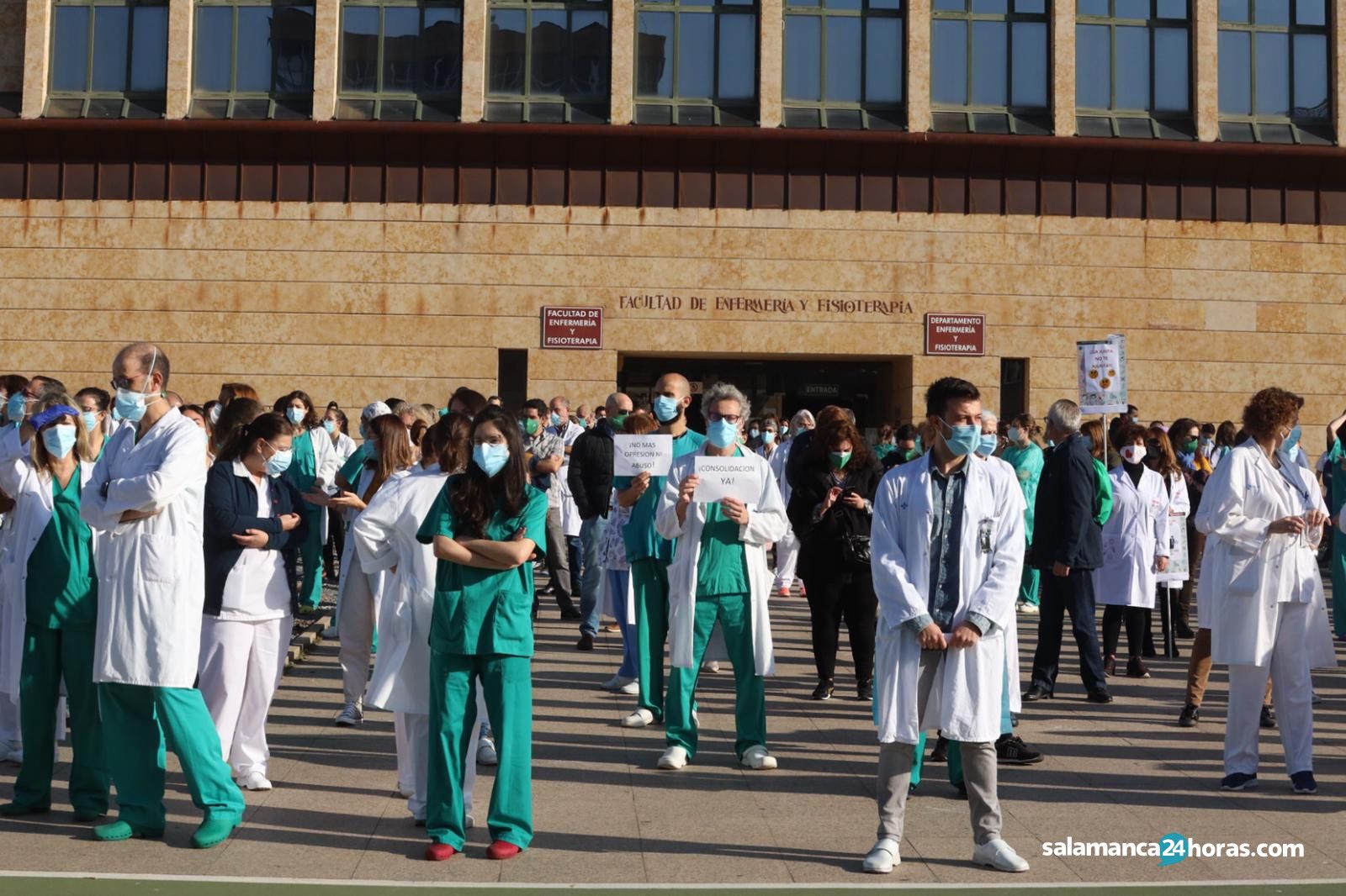 Concentración de trabajadores de Sacyl junto al Hospital de Salamanca