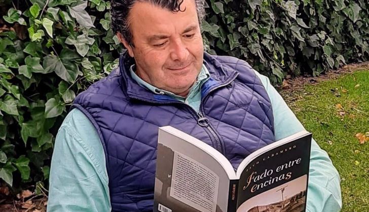 El escritor Paco Cañamero con su nuevo libro, 'Fando entre encinas'