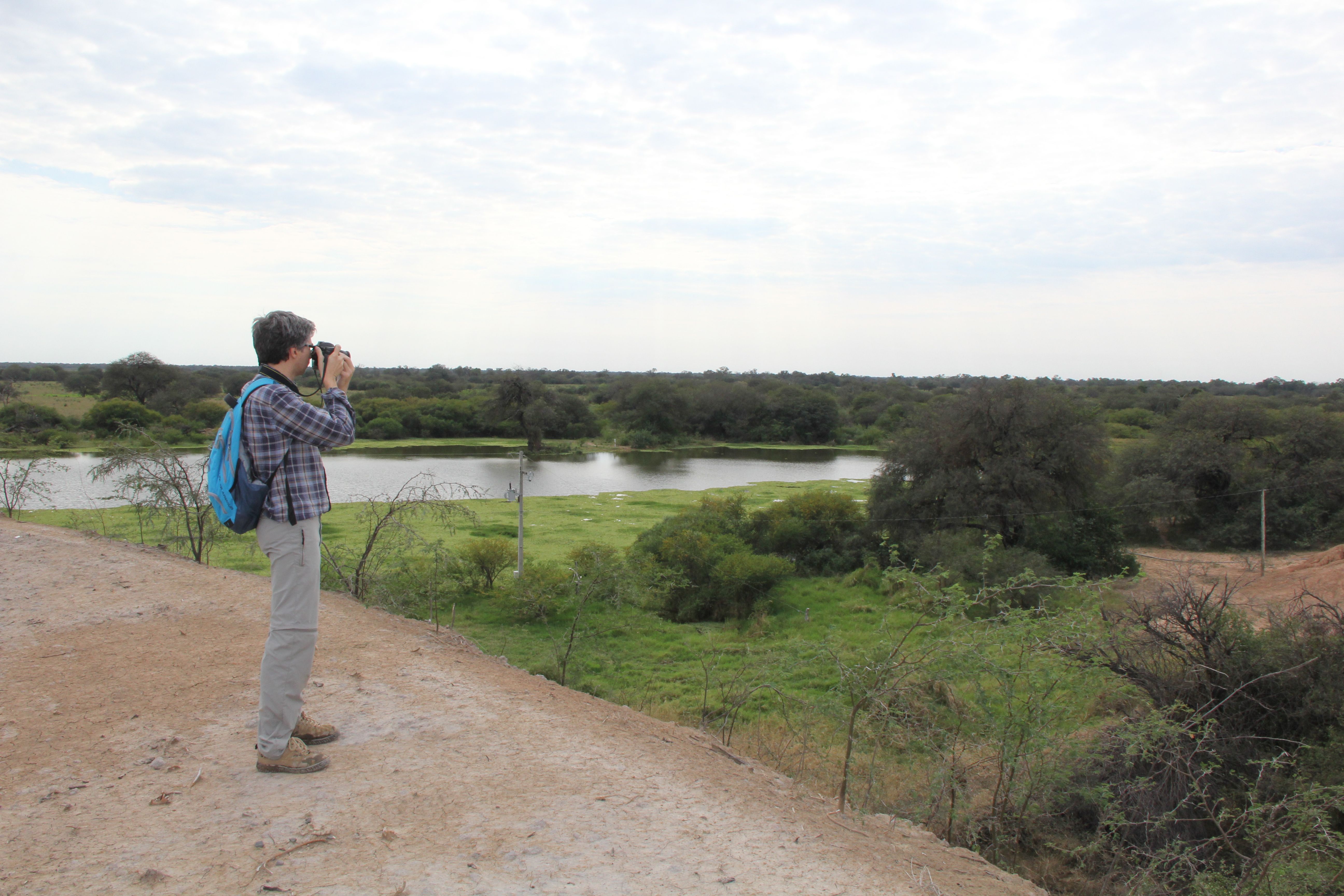 Fernando Silla Cortés sacando fotos del paisaje de la estancia ganadera que puede ilustrar cómo es el paisaje ganadero del Gran Chaco