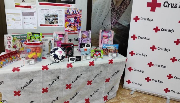 Entrega de juguetes de la Asociación Taruina a Cruz Roja de Vitigudino 