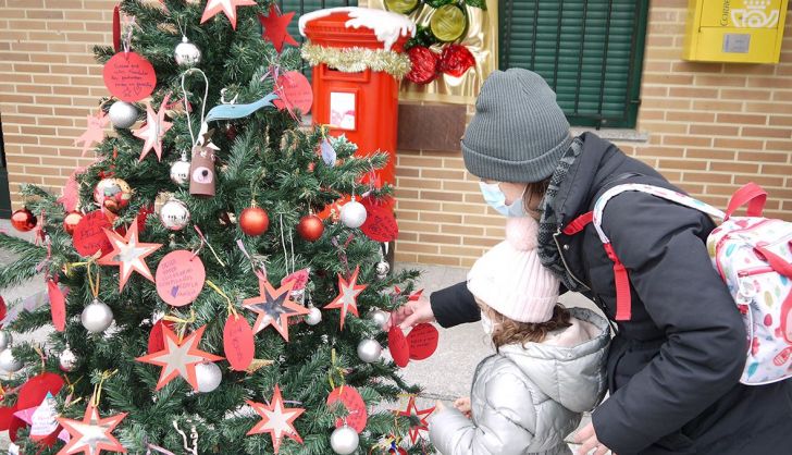 Los sueños de los vecinos de Carbajosa ya descansan junto al árbol de Navidad de la Plaza del Ayuntamiento