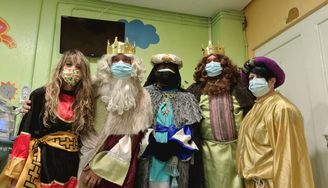 Los Reyes Magos visitan la planta de Pediatría del Clínico