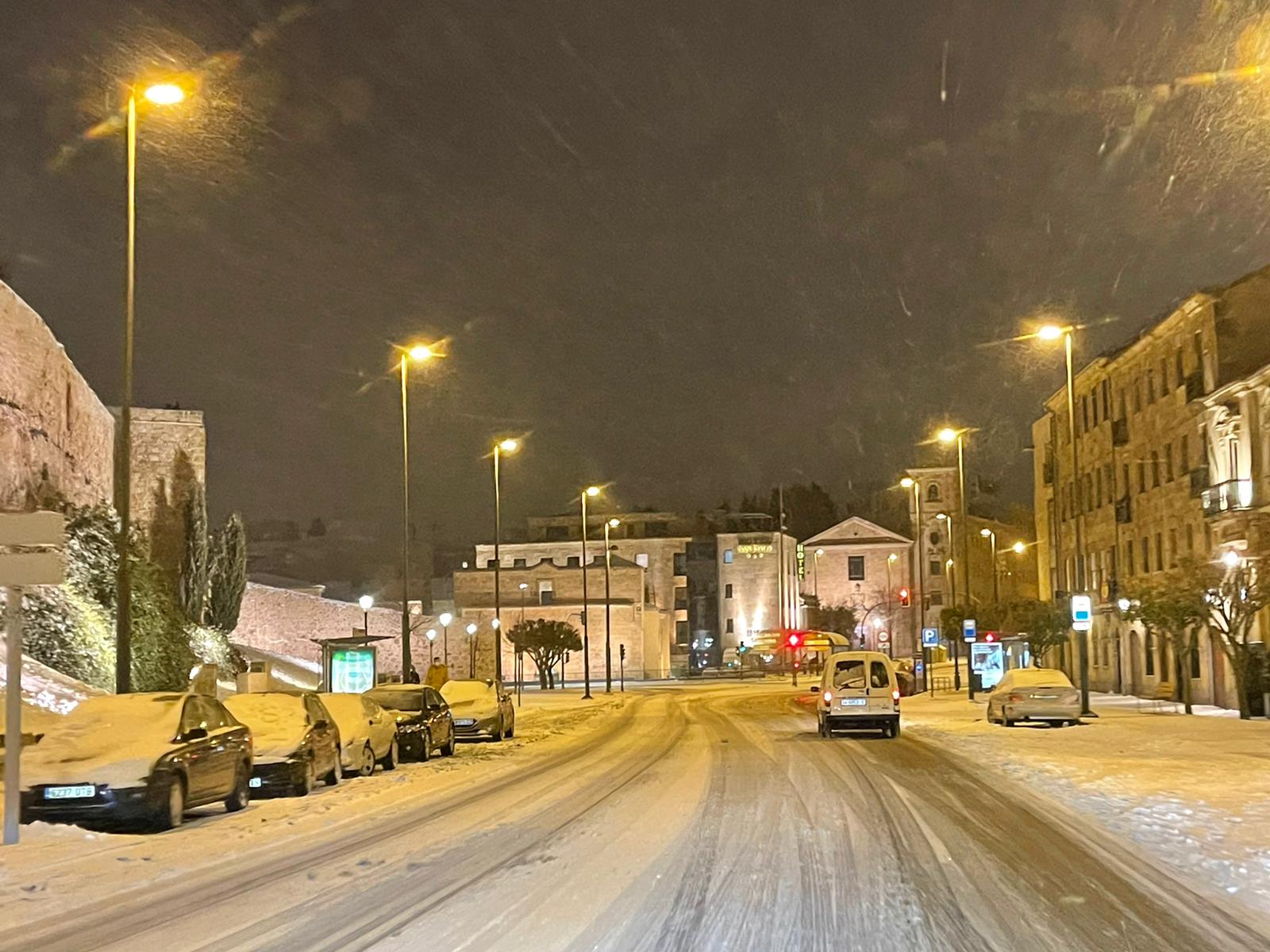 Nieve por las calles de Salamanca sábado noche (35)
