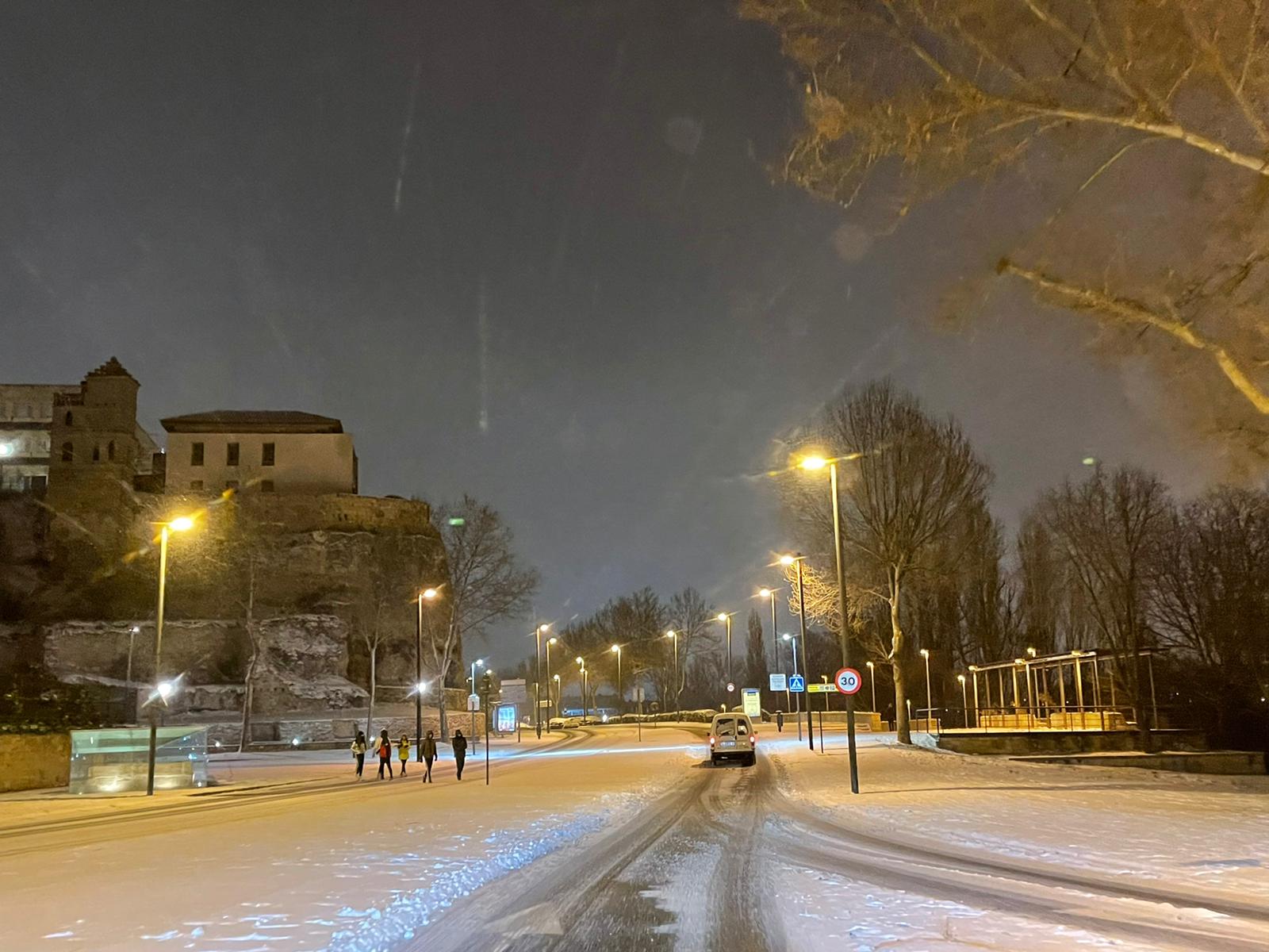 Nieve por las calles de Salamanca sábado noche (36)