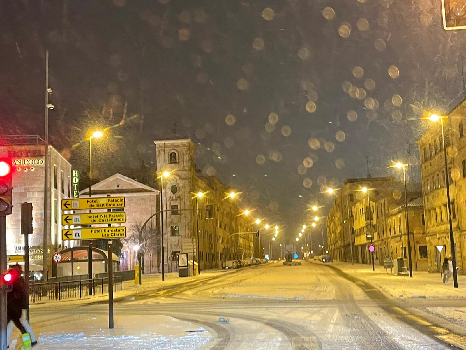 Nieve por las calles de Salamanca sábado noche (37)