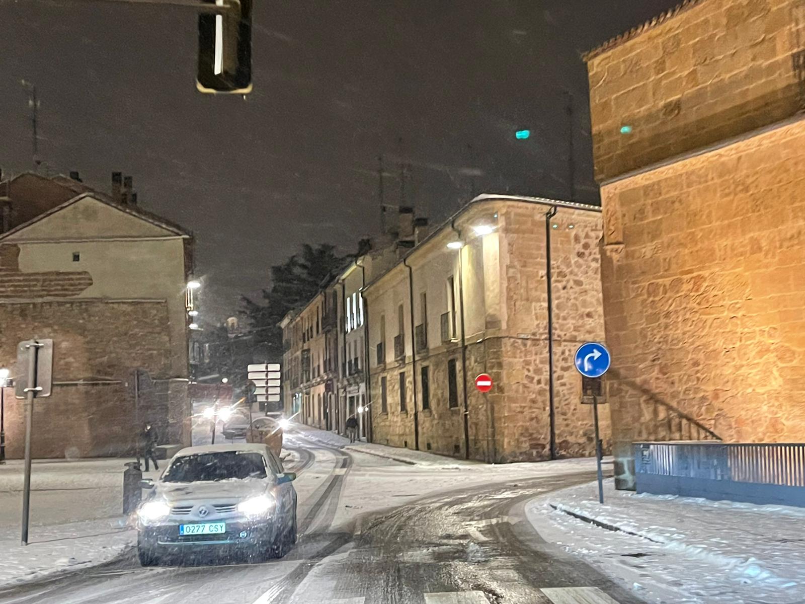 Nieve por las calles de Salamanca sábado noche (39)