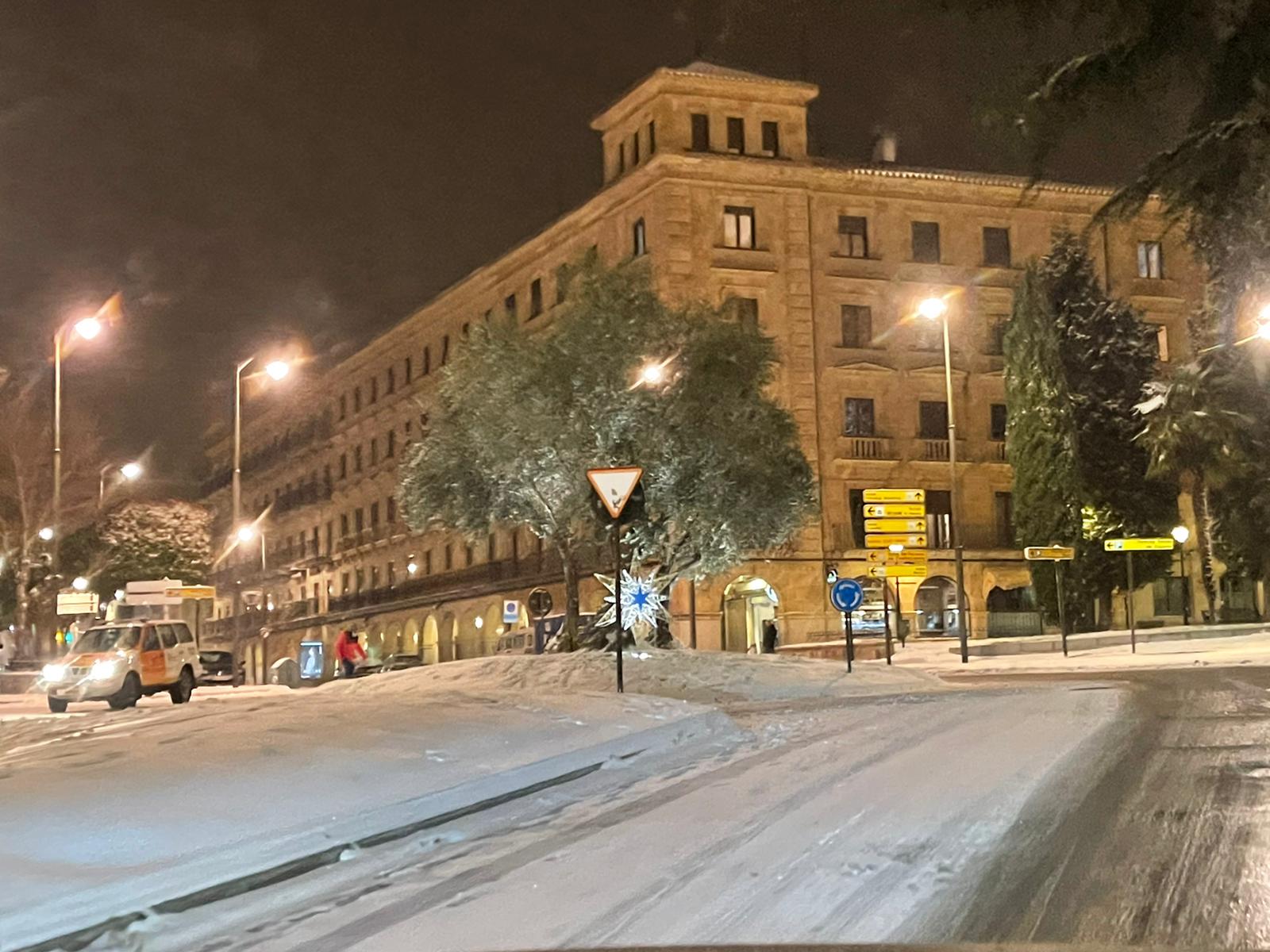 Nieve por las calles de Salamanca sábado noche (57)