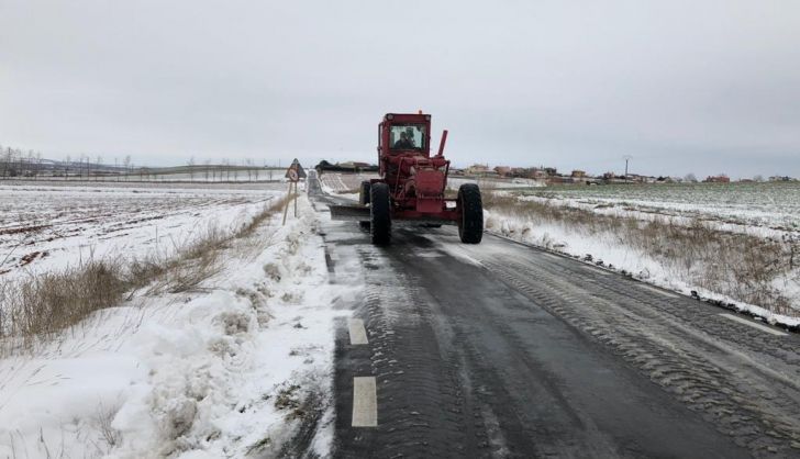 Limpiando la nieve en la carretera de El Salinar, en Calvarrasa de Abajo