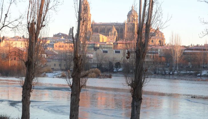 Vista del Tormes helado con el casco antiguo de fondo. Foto: Salamanca 24 horas