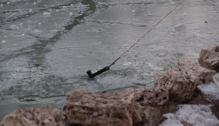 Rompen el hielo en el estanque de La Alamedilla