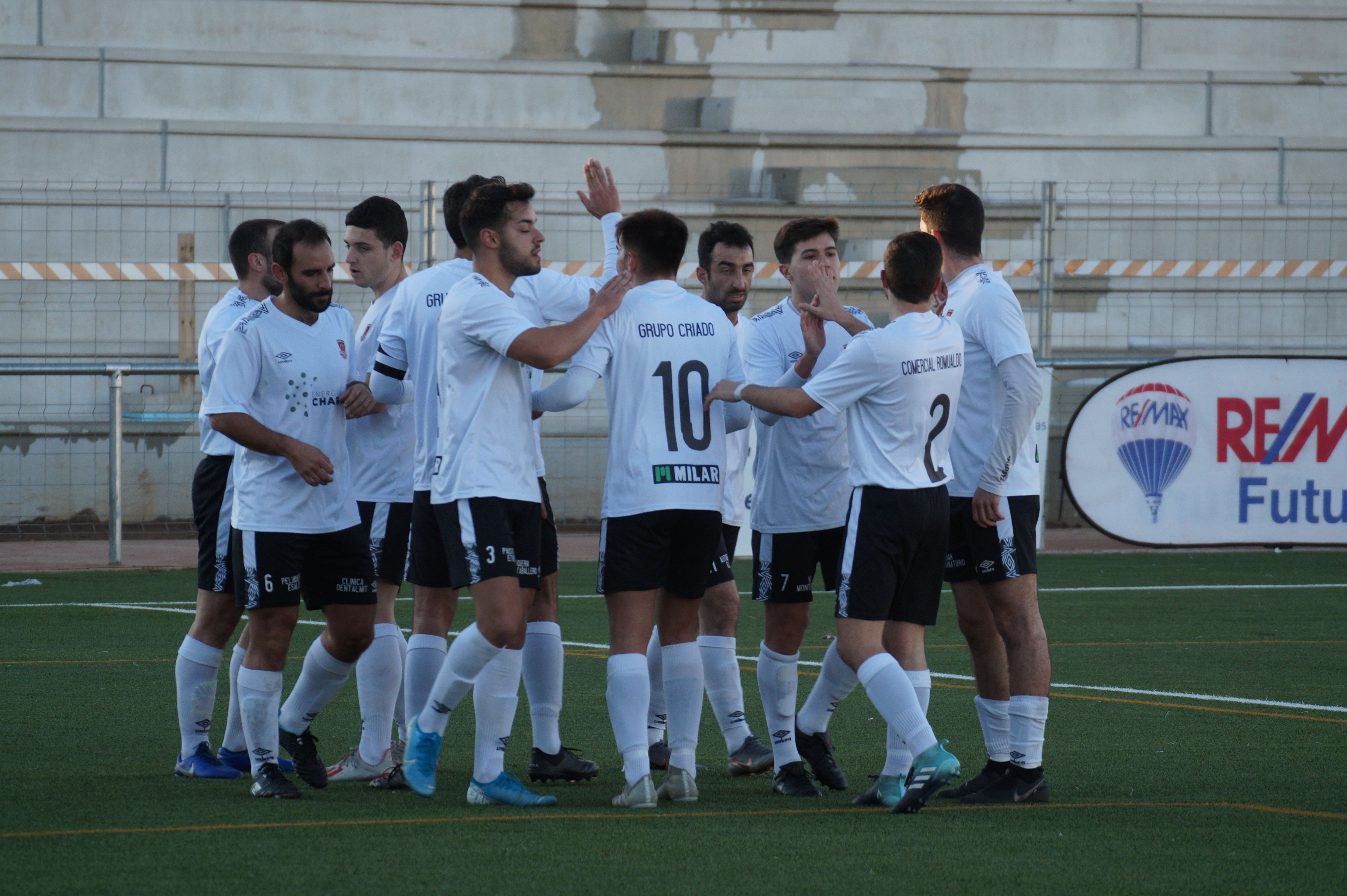 Los jugadores del Ciudad Rodrigo celebran un gol en el Reina Sofía.