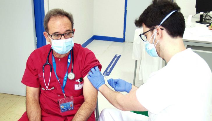 Rafael Borras, jefe del servicio de Urgencias del Hospital de Salamanca, en el momento que recibió la primera dosis de la vacuna | Foto: Archivo