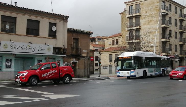 Una grúa a pocos metros de la calle Rosario, donde se ha producido la avería del bus urbano