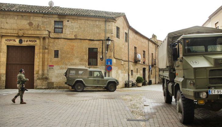 Militares del Regimiento de Infantería Acorazada ‘Alcázar de Toledo’ desinfectan la residencia de mayores del Hospital de la Pasión. Vicente / ICAL