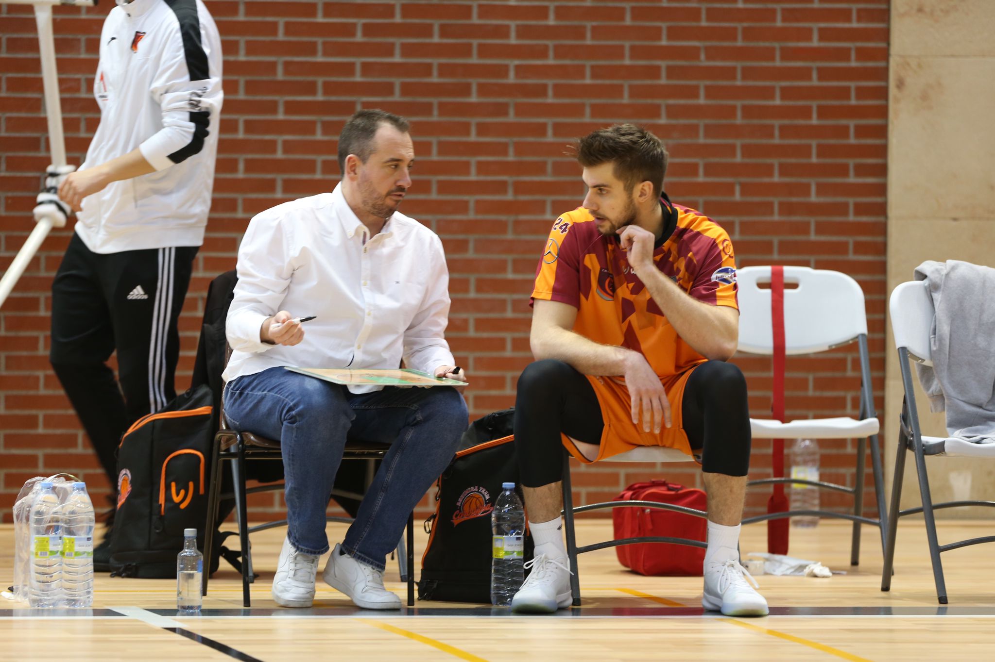 Sergio Vicente habla con Illikainen antes del partido ante Zentro Basket Madrid.