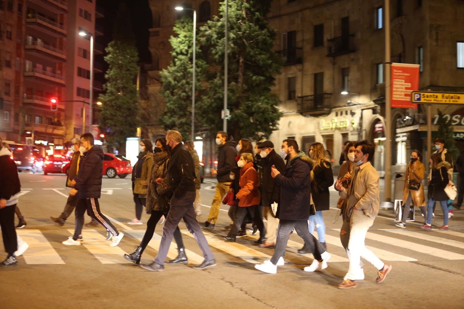 Grupos de personas recorren el centro de Salamanca pasada ya la hora del toque de queda (1)