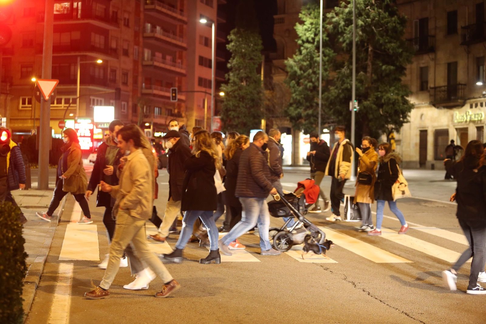 Grupos de personas recorren el centro de Salamanca pasada ya la hora del toque de queda, este sábado