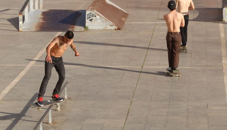 Jóvenes practican skate en la pista junto al Tormes. El buen tiempo y el calor ha marcado la tarde de este lunes en Salamanca