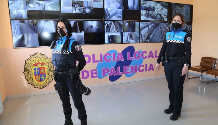 Las policías locales palentinas Sandra y Esther en el cuartel de la policía de Palencia. FOTO ICAL