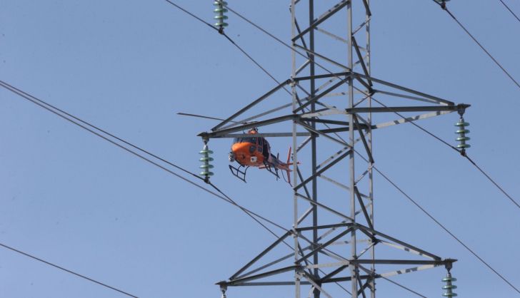 El helicóptero que ha sobrevolado Salamanca en la mañana de este domingo para comprobar el tendido eléctrico (3)